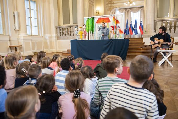 Predsednik Pahor ob mednarodnem dnevu knjig za otroke v Predsedniki palai otrokom priredil ivahen sprejem, posveen Eli Peroci in njeni Muci Copatarici